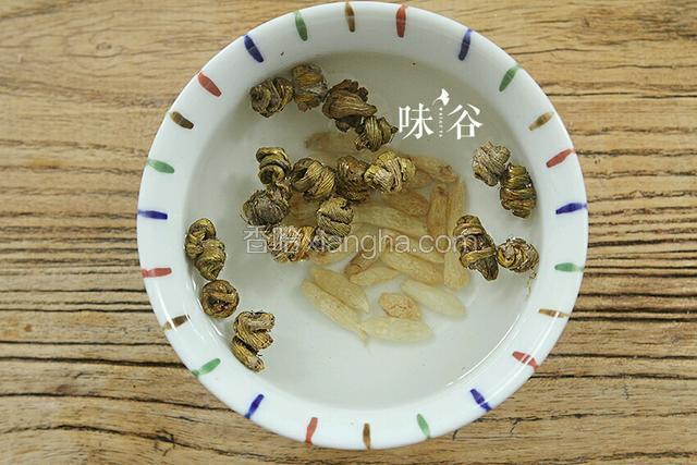 石斛和麦冬提前浸泡30分钟。