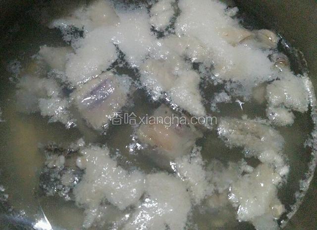 先把排骨焯一下，要冷水下锅，这样容易排出血沫。