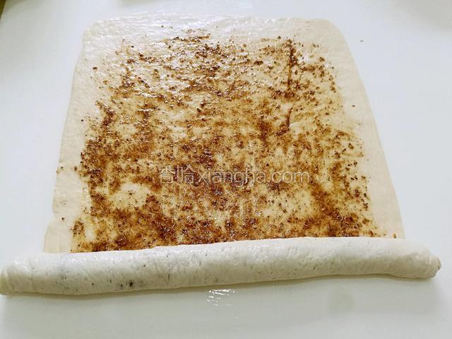 把面皮从一边向另一边卷起来，慢慢卷，卷紧实点。