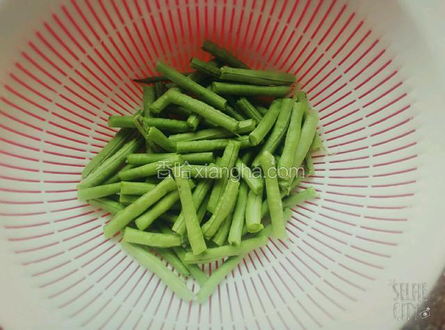 豆角折好洗过热水焯2分钟-沥水待用