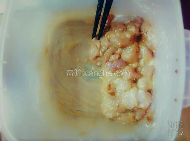 肉片加入适量淀粉-味极鲜-腌制十分钟