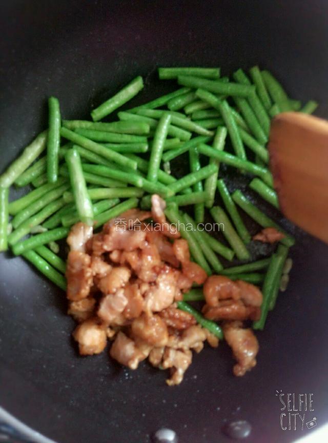 肉肉倒入锅中继续翻炒-加入适量盐和鸡精