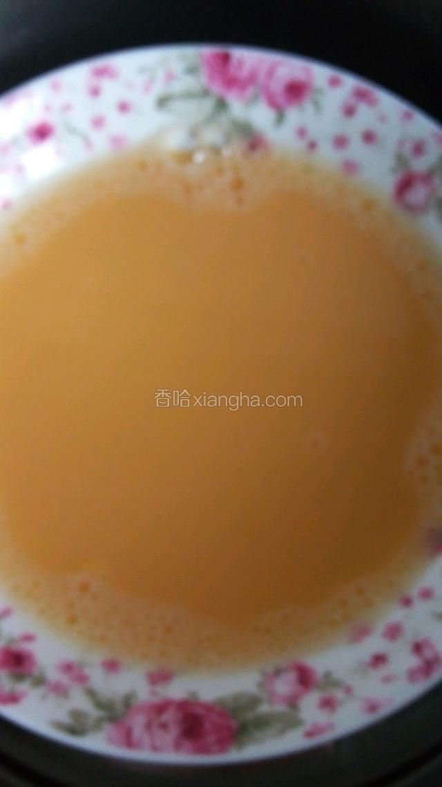 把鸡蛋打散放在碗里。