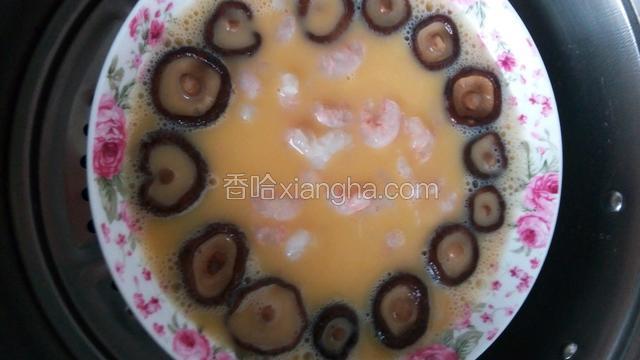 旁边摆上香菇，再放入虾仁放在锅里蒸，水烧开后蒸10分钟即可。