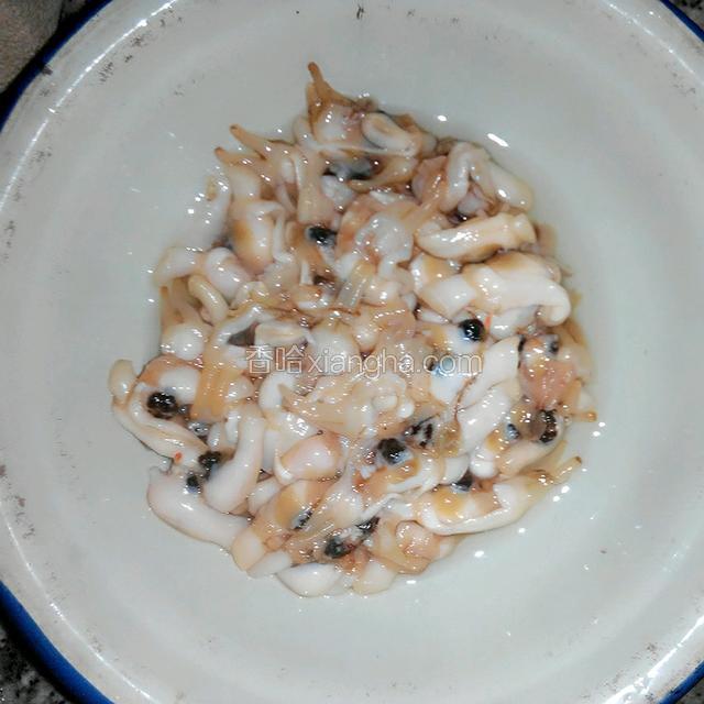 将蛏肉洗干净