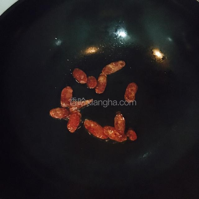 锅中加油将腊肠煎好，盛出备用