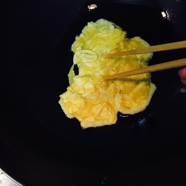 热锅放油，油热放入打散鸡蛋，炒散备用，可以用筷子进行翻炒