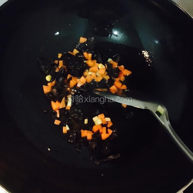 放入胡萝卜，木耳翻炒