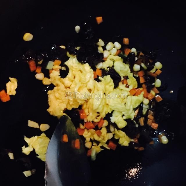 放入玉米，炒好的鸡蛋，煎好的腊肠翻炒