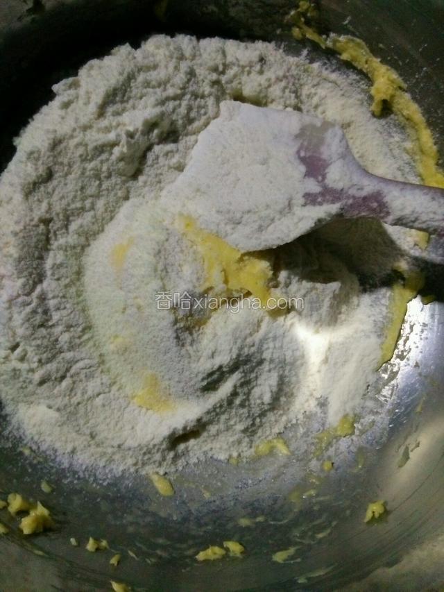 加入奶粉和过筛低筋面粉先用刮刀稍微拌一下。