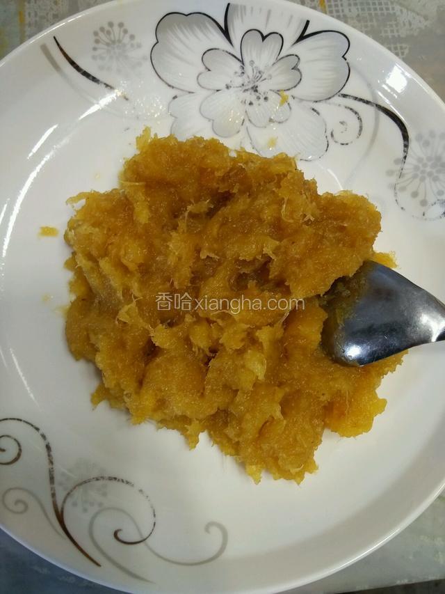 菠萝渣加冰糖和蜂蜜中小火炒干水份至颜色变深。