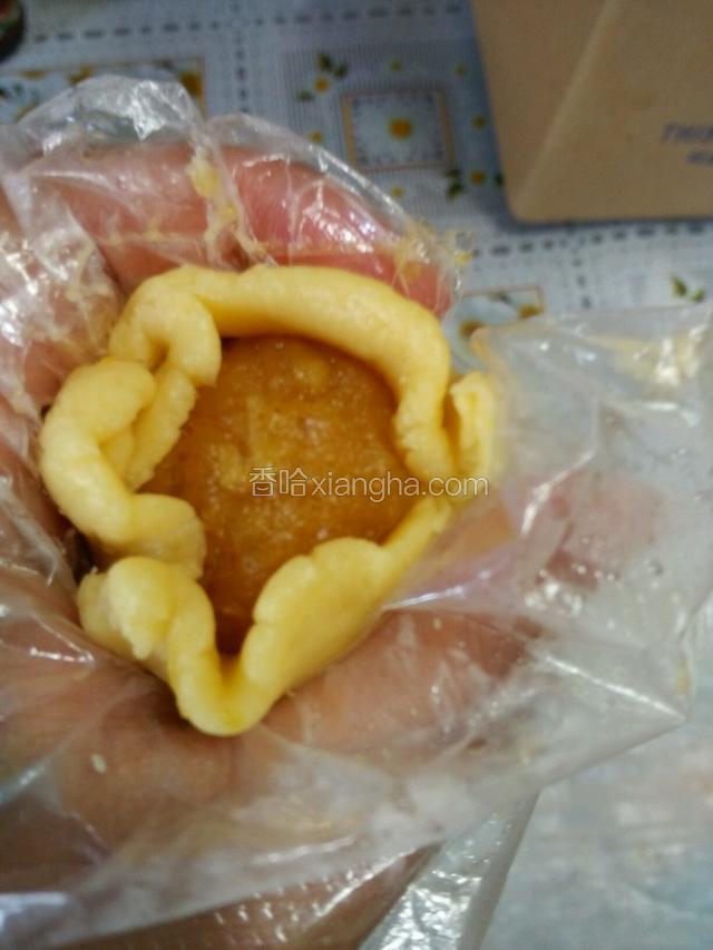 用虎口慢慢的收拢揉圆。
