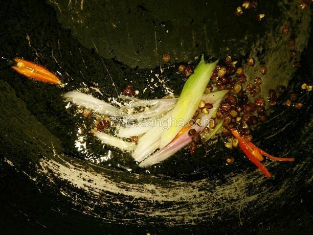 锅里热油，爆香花椒、辣椒、葱头