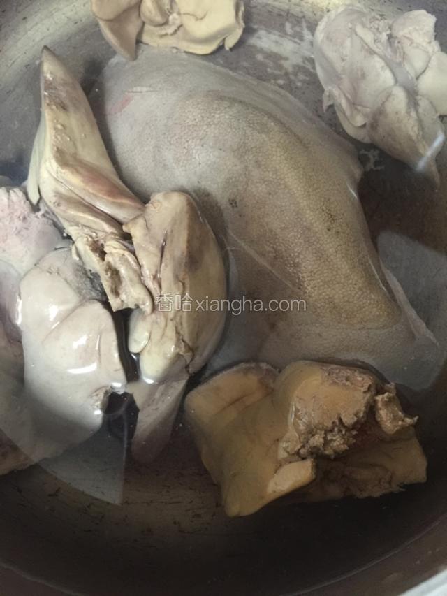 猪肝过水，洗净。