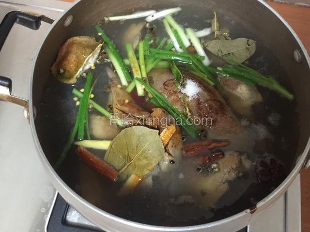 1.烧一锅开水。
2.把汆烫好的猪肝放进锅里。
3.把所有配料放进锅里。
4.把水烧开，改小火。