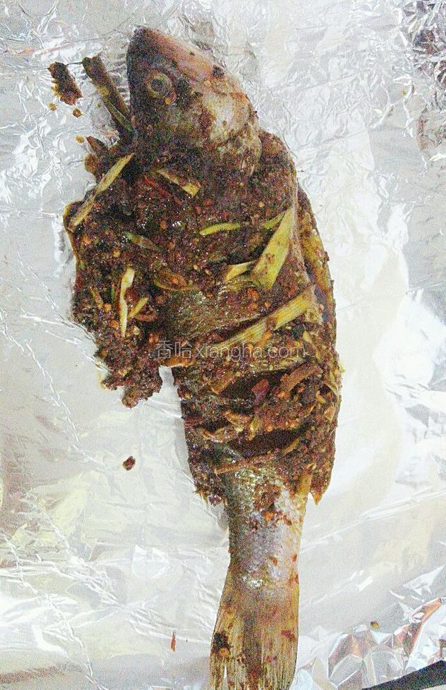 烤盘上铺上锡纸，将鱼放在锡纸上