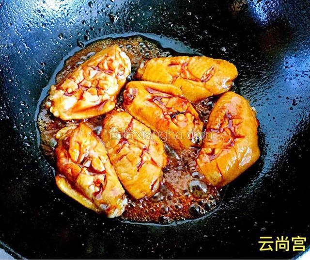 加入花椒、八角大火爆香。