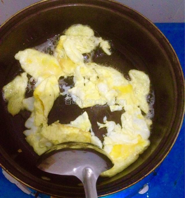 锅加热，倒入适量食用油，把蛋液倒入锅中中火翻炒成鸡蛋碎。
