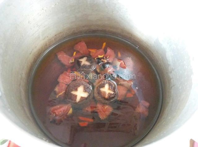取一个锅，加适量清水，倒入腌制好的牛肉进去，八角，陈皮也一并丟下去（水淹没过牛肉就可以了）大火煮开，中火炖20分钟
