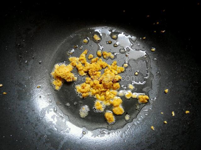 留底油，放入压碎的咸蛋黄，小火慢慢翻炒。