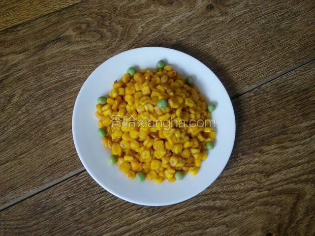 用熟豌豆粒装饰更加漂亮。