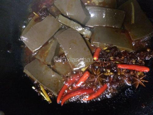 将鸭血倒入锅中，轻轻翻动，不要将鸭血弄碎了，加入适量的盐和适量的清水，慢慢小火炖半小时左右，收干汤汁即可