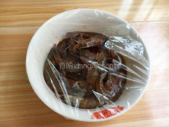 把腌制好的虾平铺入内，把碗中剩下的调味酱料也倒在虾表面
盖上盖子或者保鲜膜（保鲜膜表面用牙签戳几个小洞）