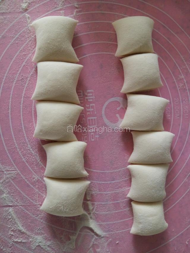 面团排气揉至表面光滑，搓成长条，分成大小均匀的面剂子