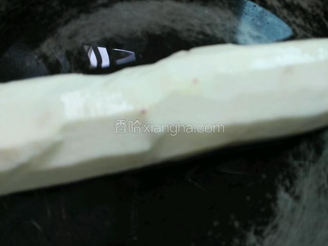 准备一根山药，削皮洗干净
切成段