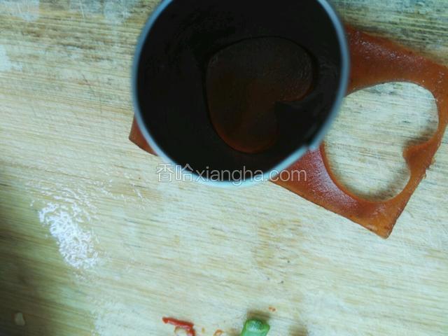 用山楂片做成爱心作装饰