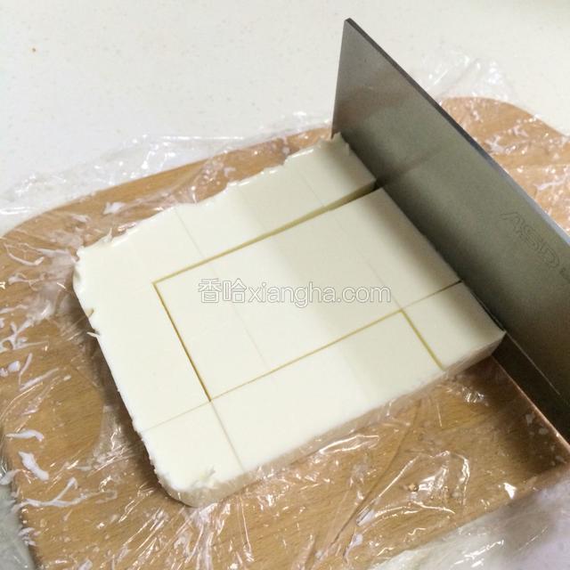 冷藏完毕，从冰箱取出，用刀切小方块；