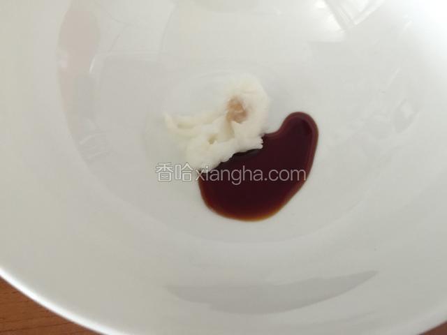 1.煮开水，水滚下面。
2.空碗放少许猪油、酱油。