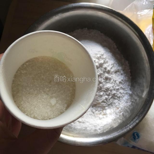 容器里倒入1杯半玉米面，1杯白面，1杯糯米粉，半杯白砂糖不喜欢甜味的可以少加糖，或者不加糖