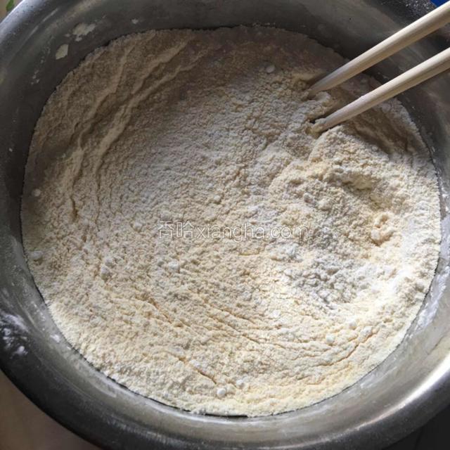 用筷子把食材先混匀了