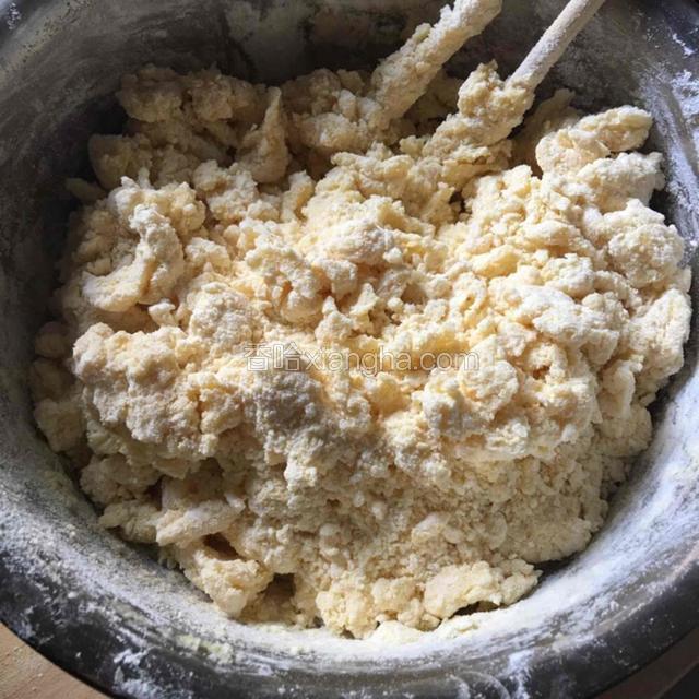 再加入开水搅拌成絮花状