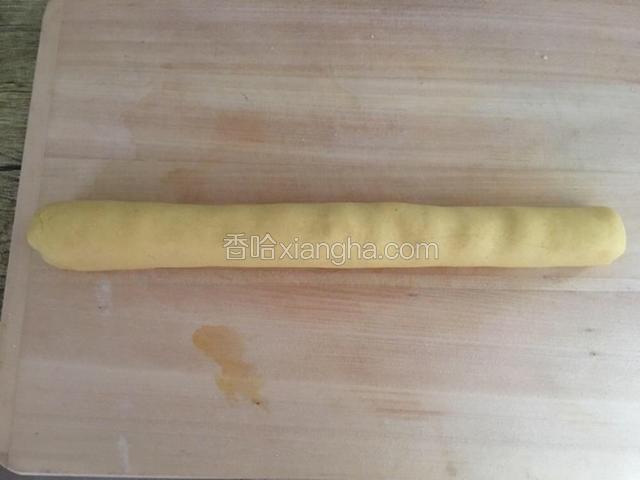 醒好的面团揉成长条状