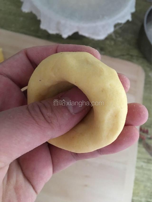 用大拇指在底部按压进去