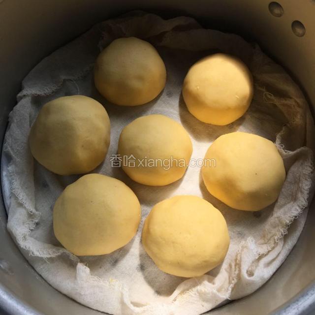 冷水上锅，开大火把水烧开转小火后，开始计时15分钟即可关火，焖至2分钟左右再打开锅盖