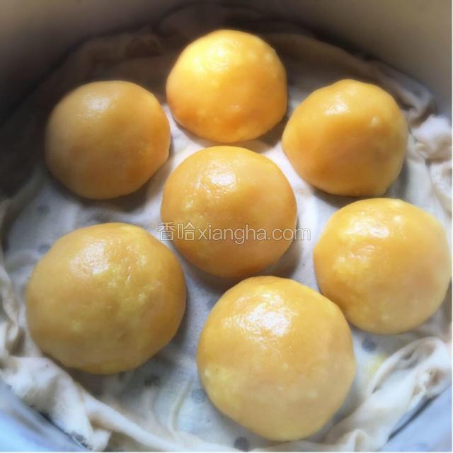 蒸好的窝窝头表皮比较粘乎，先等上几分钟再拿出来就不会沾手