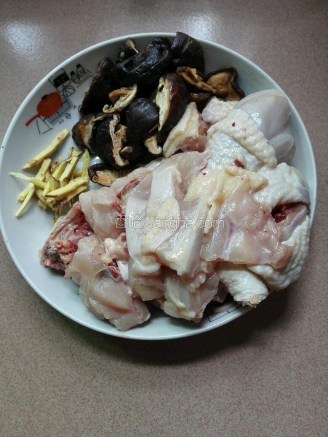 把鸡肉剁块、香菇切小片、姜切成丝。