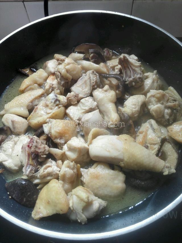 炒至有香味后，再放适量水。