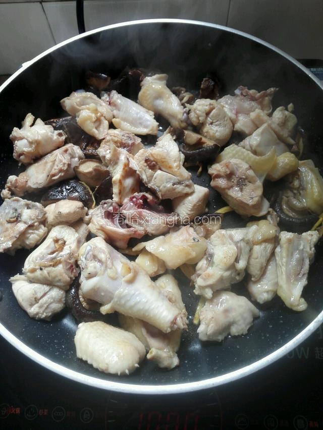 再把鸡肉也一起放进锅里炒。