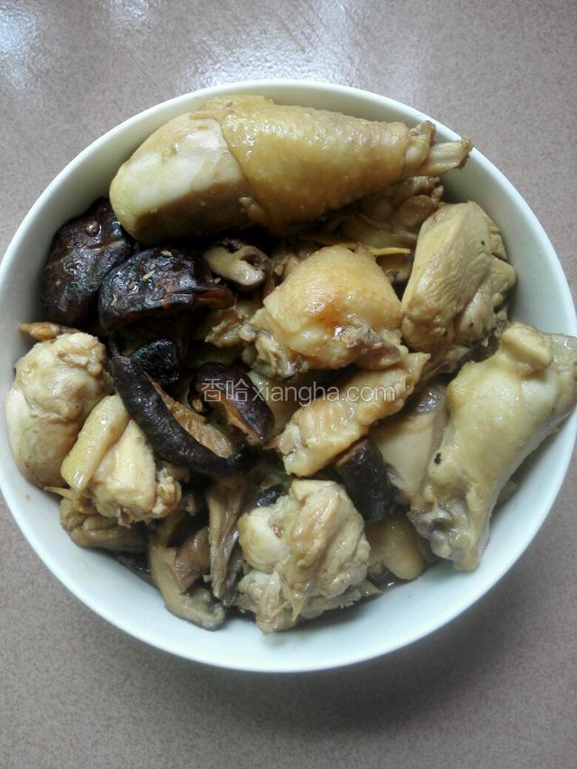 然后把香菇鸡肉盛入容器内。