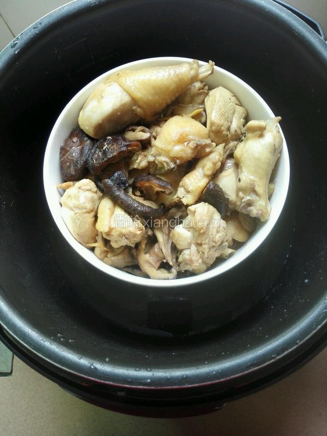 隔水放进高压锅。