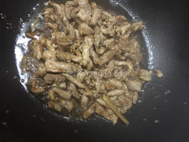 ➕肉肉炒变色.➕酱油翻炒