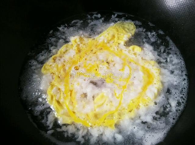 冰糖溶化后倒入鸡蛋，煮至鸡蛋凝固