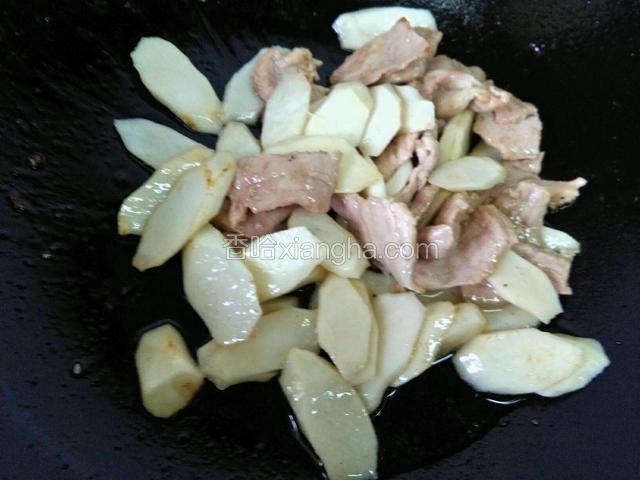 炒致半成熟把肉片放入一同翻炒