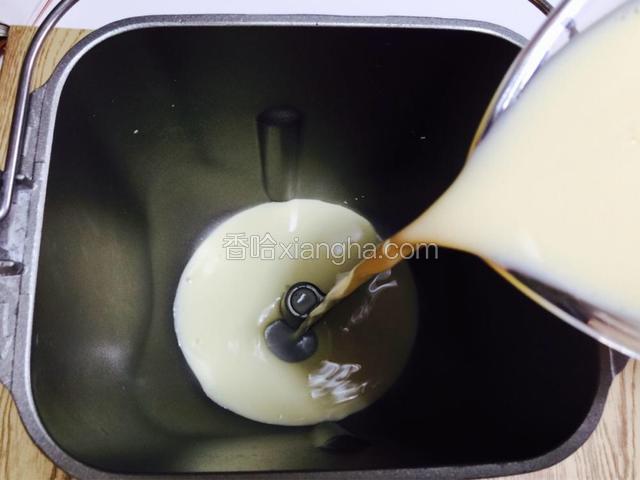 按顺序先倒入牛奶