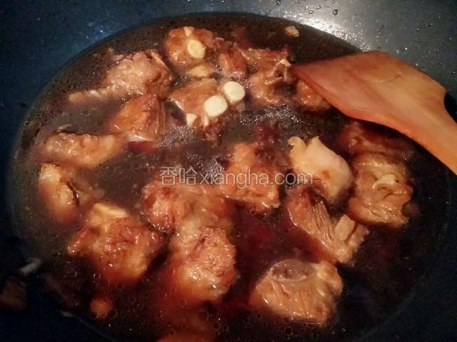 煸炒几分钟后加开水，冷水鱼，开水肉，加开水炖肉更容易烂，口感更好，水与排骨齐平；

