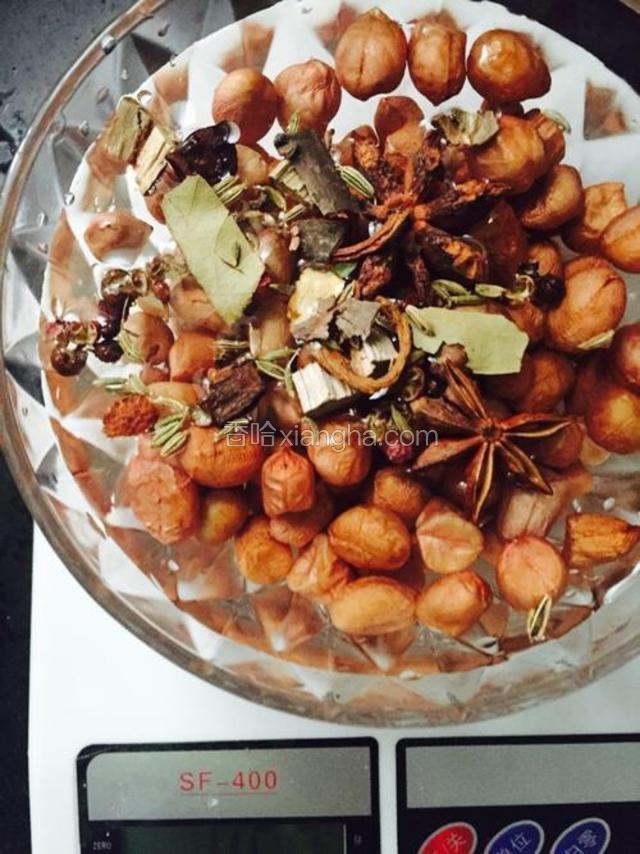 淘洗干净花生米，加入食用盐，花椒……等等
事先准备好的所有材料都放入花生里，提前泡水，时间越长越好，最好头天晚上泡水，第二天煮